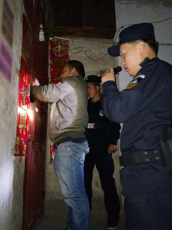 威旁乡粗心妈妈误将幼女锁家中 