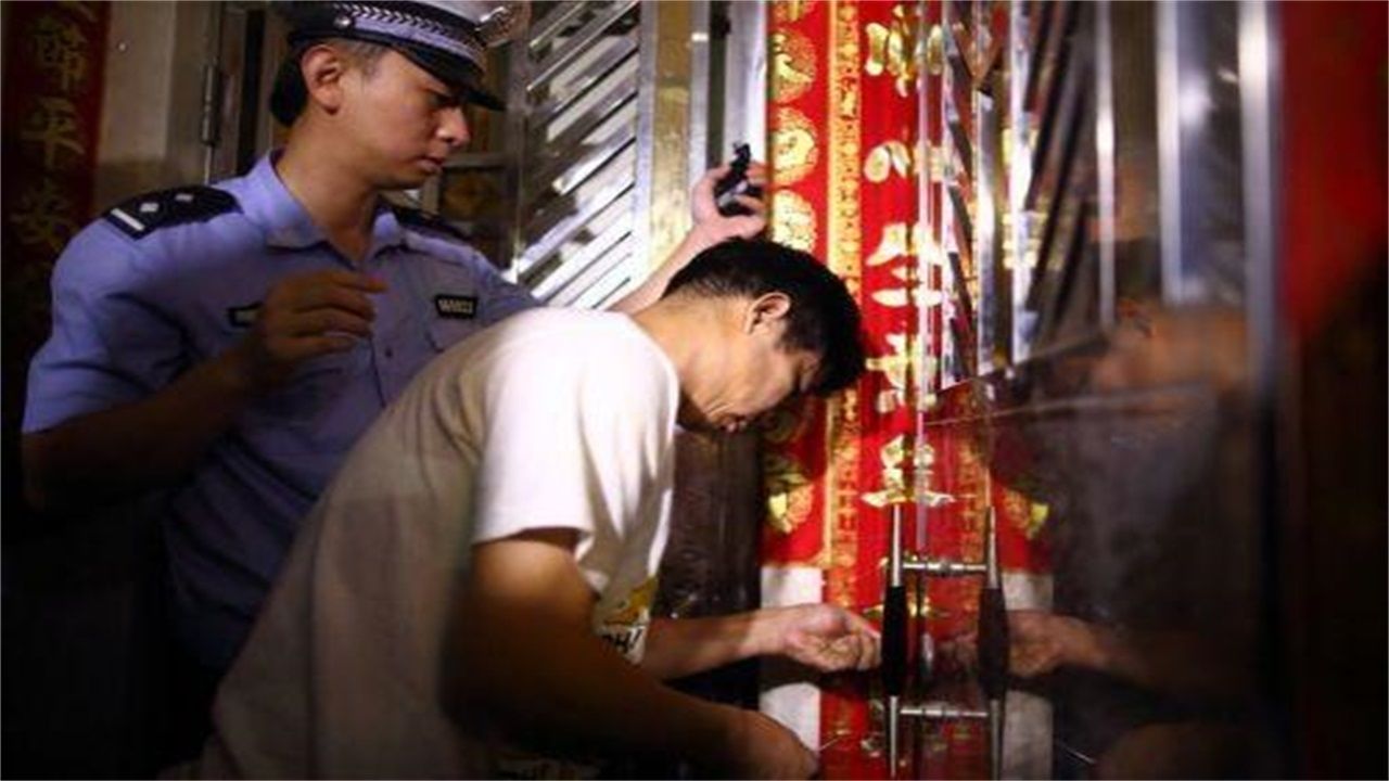 威旁乡请开锁师傅开了锁后，师傅